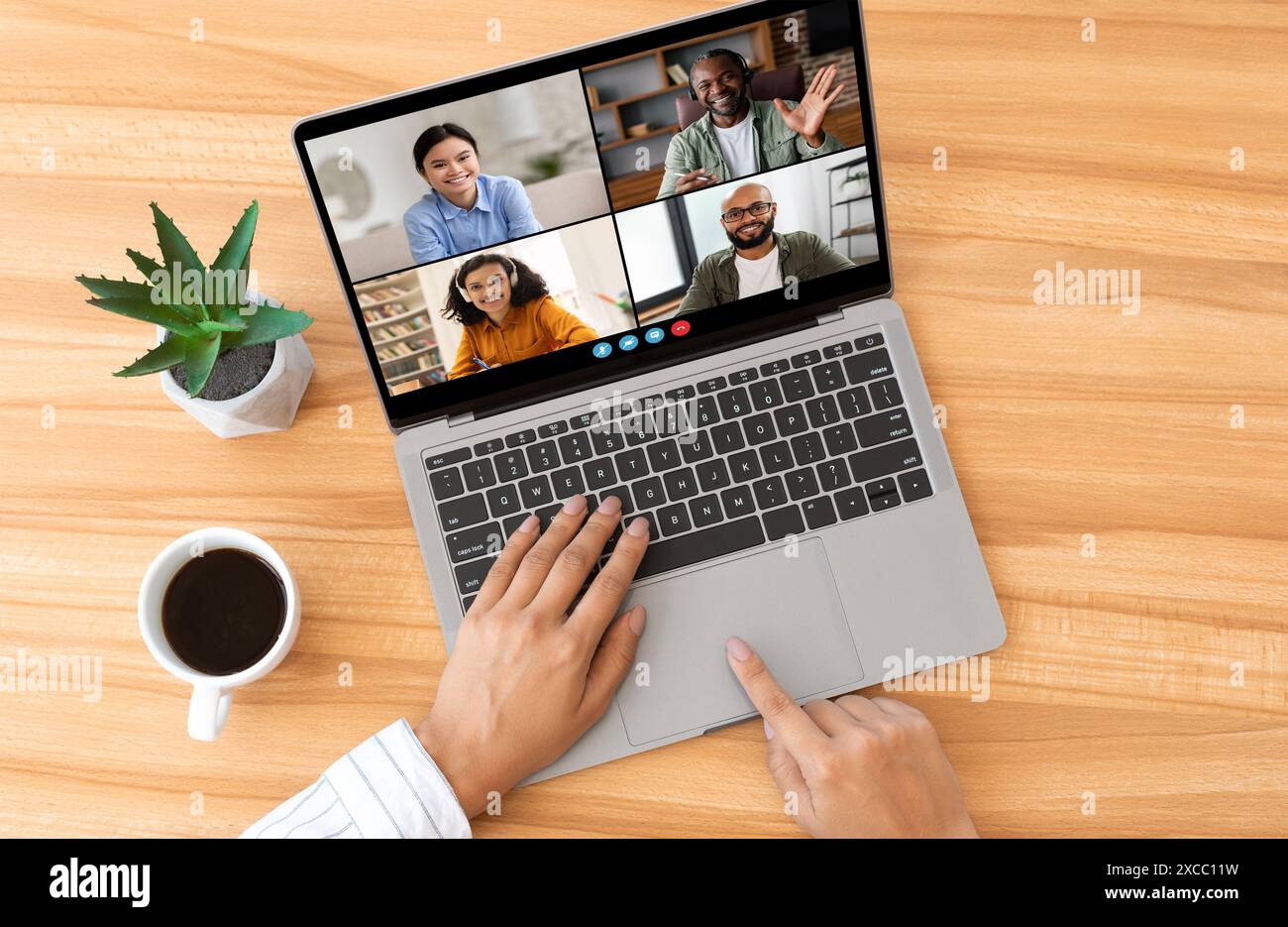 Frau, die Laptop für Videochat mit mehreren Teilnehmern nutzt Stockfoto