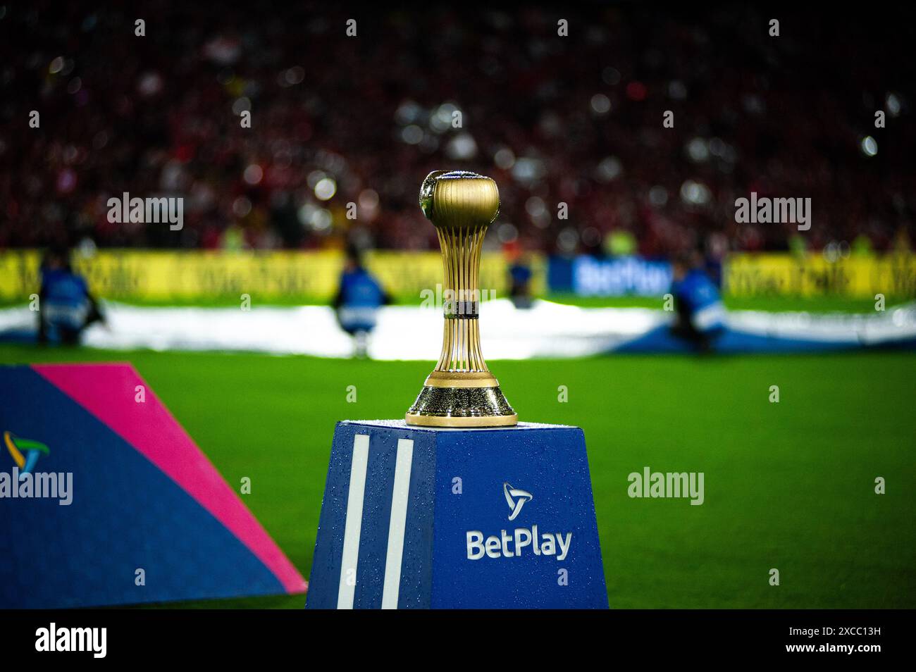 Bogota, Kolumbien. Juni 2024. Die BetPlay Dimayor League Throphy während des BetPlay Dimayor League Finales zwischen Independiente Santa Fe und Atletico Bucaramanga im El Campin Stadion in Bogota, Kolumbien, 15. Juni 2024. Foto: Sebastian Barros/Long Visual Press Credit: Long Visual Press/Alamy Live News Stockfoto