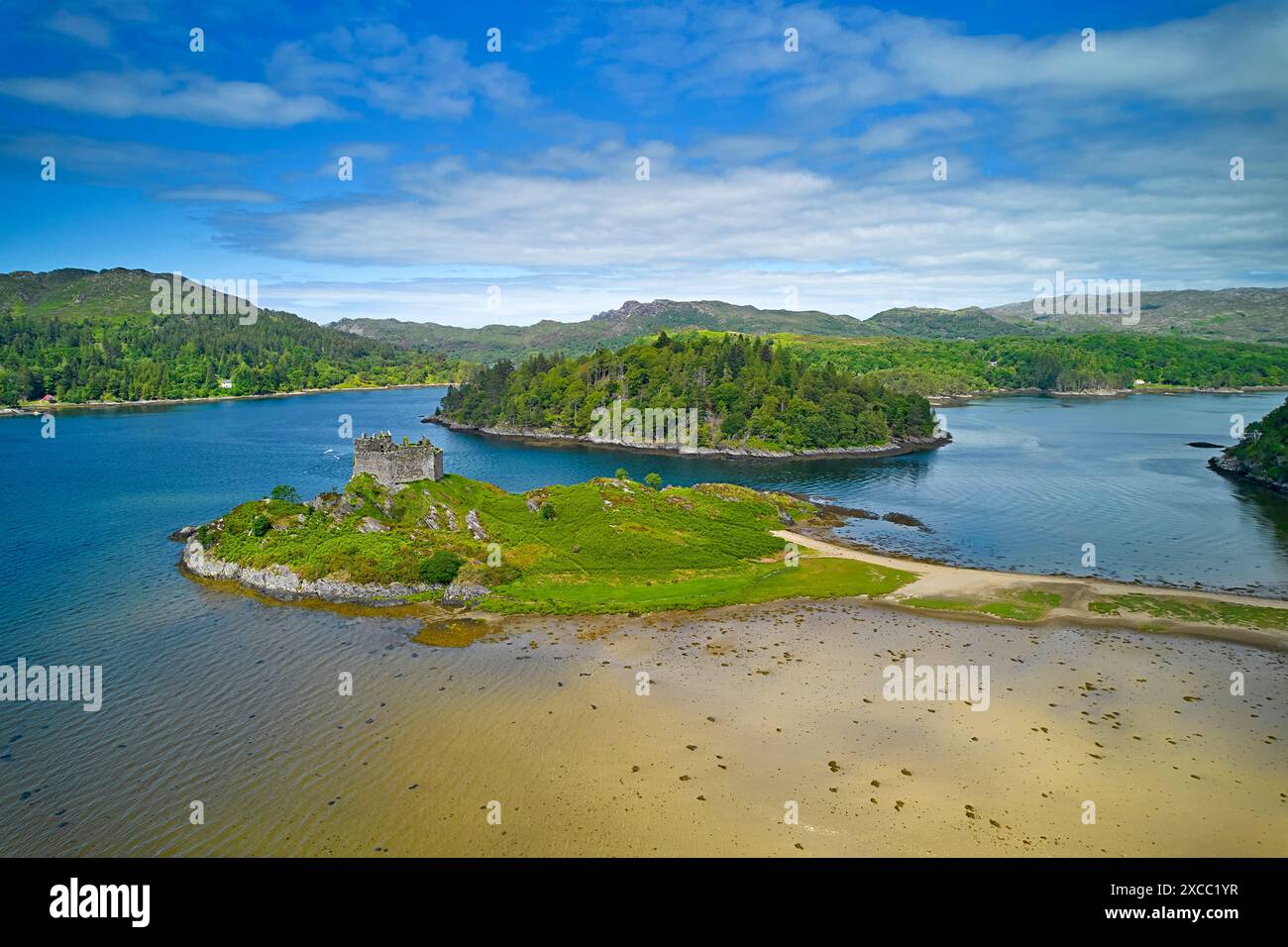 Schloss Tioram blauer Himmel über den Ruinen auf Eilean Tioram Island in Loch Moidart Schottland und dem Damm bei Ebbe Stockfoto