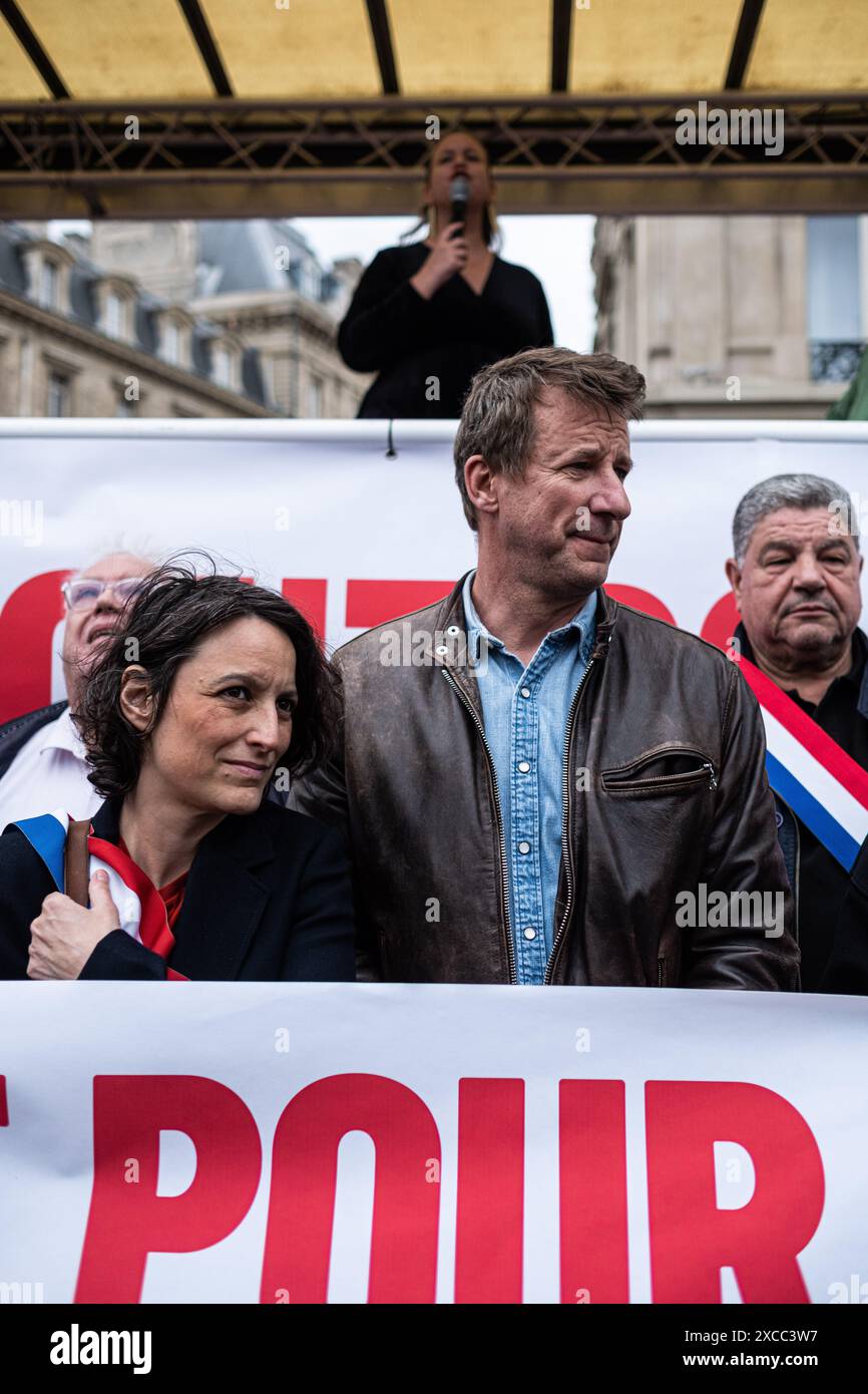 Paris, Frankreich. Juni 2024. Olivier Donnars/Le Pictorium - Demonstration gegen die extreme Rechte in Anwesenheit der neuen Volksfront - 15/06/2024 - Frankreich/Paris - Mathilde Panot, ehemalige Abgeordnete LFI, Presente le Program du nouveau Front Populaire lors de la Manifestation contre l'extreme droite a Paris. A ses cotes, Ian Brossat (g.), Senateur PC de Paris, Marine Tondelier (dr.), Secretaire nationale d'Europe Ecologie Les Verts (EELV) et Yannick Jadot (BAS), Senator EELV de Paris. Quelle: LE PICTORIUM/Alamy Live News Stockfoto