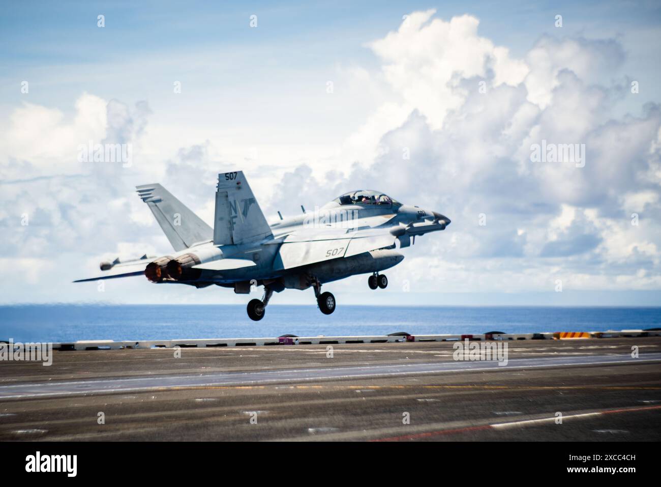 240614-N-WI365-1217 PHILIPPINISCHE SEE (14. Juni 2024) ein EA-18G Growler, der an den Shadowhawks der Electronic Attack Squadron (VAQ) 141 befestigt ist, startet fr Stockfoto