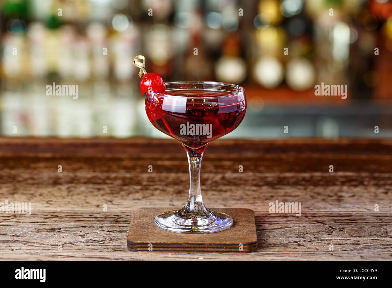 Ein Manhattan-Cocktail an der Bar, ein Getränk auf Basis von amerikanischem Whiskey, Wermut und Bitter. Stockfoto