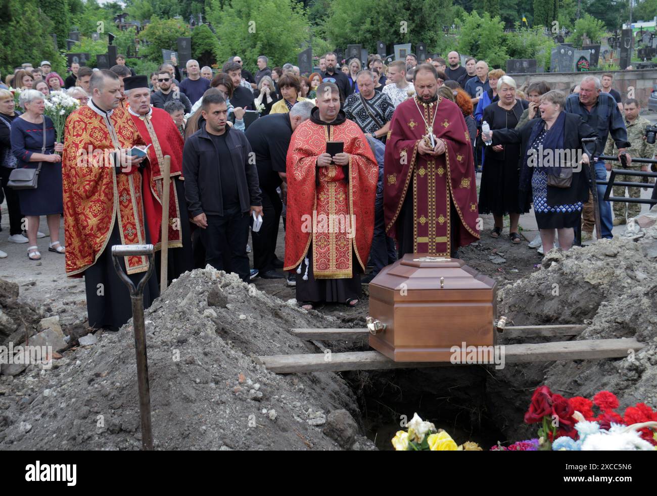 Nicht exklusiv: TERNOPIL, UKRAINE - 13. JUNI 2024 - Priester veranstalten die Beerdigung eines ukrainischen Soldaten, Künstlers, Musikers, Stylisten und Queer Community Stockfoto