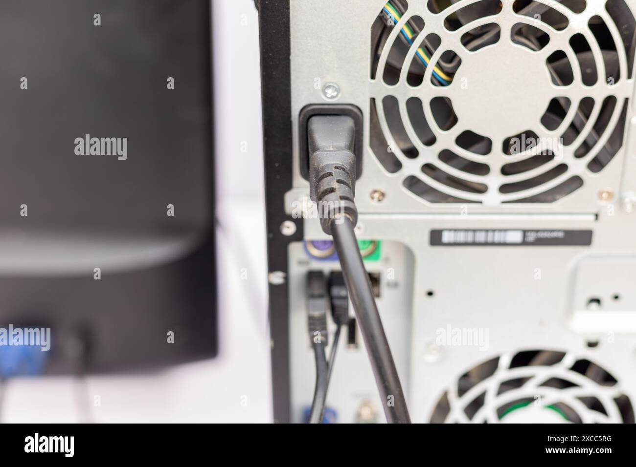 Netzkabel an ein Computergehäuse angeschlossen Stockfoto