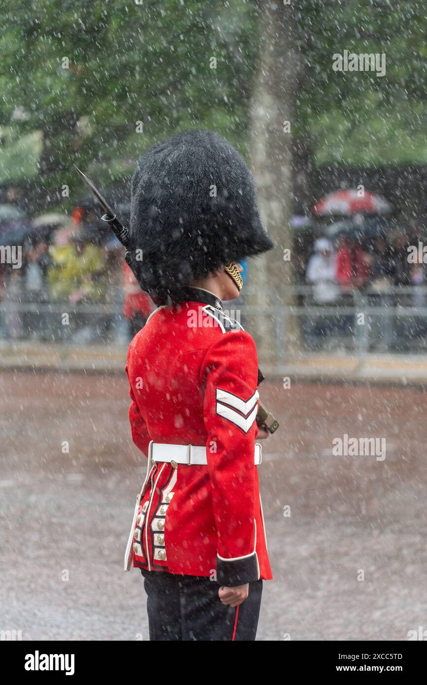 Lance Corporal Street Liner der Welsh Guards Foot Guards der Household Division, British Army, Trooping the Colour 2024 in der Mall, London, Großbritannien. Stockfoto