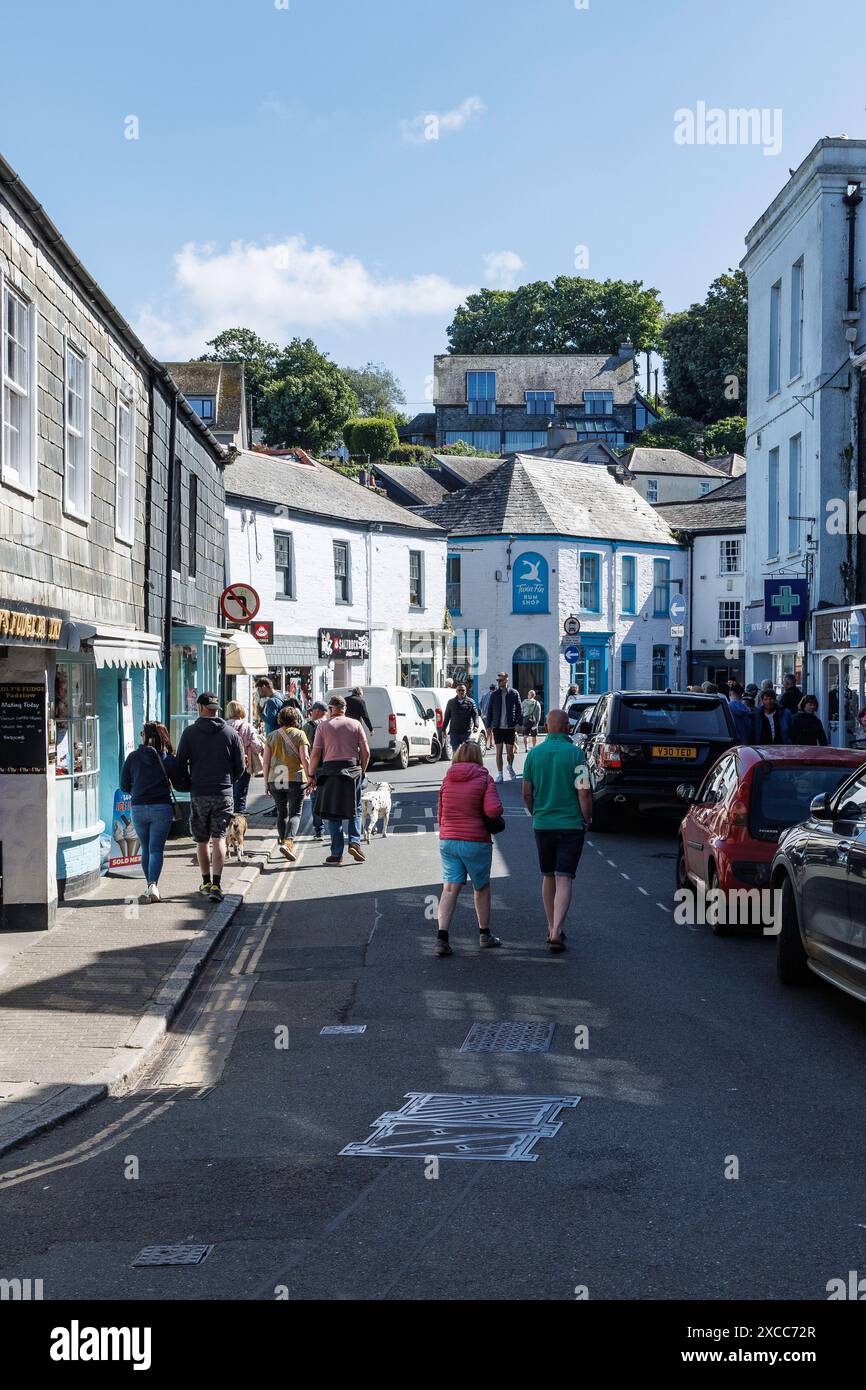 Padstow, Cornwall, Großbritannien: Eine geschäftige Seitenstraße mit Geschäften und Besuchern an einem sonnigen Tag. Stockfoto