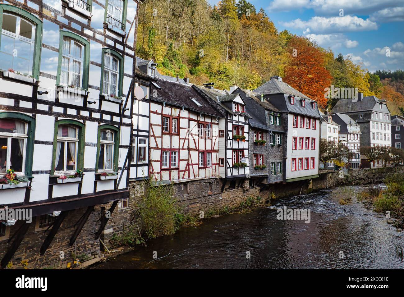 Die Rur fließt friedlich durch die malerische Stadt Monschau in der Nordeifel nahe dem Rursee und dem Nationalpark Eifel, Deutschland, Nordrhein Stockfoto