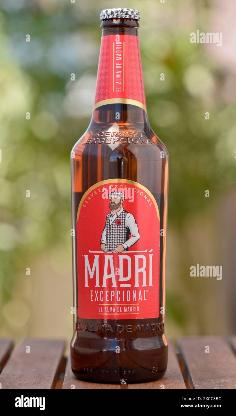 Madri außergewöhnliche spanische Cerveza Bier Red Label Flasche im Freien Stockfoto