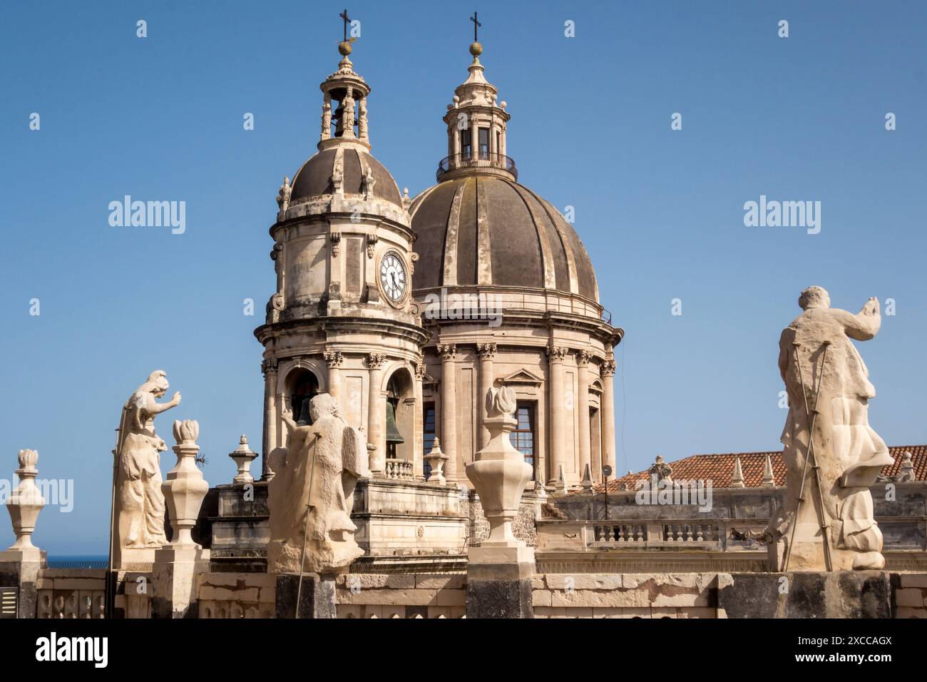 Der Dom von Catania (Kathedrale von Catania) vom Balkon um die Kuppel der nahegelegenen Chiesa della Badia di Sant'Agata (Abtei St Agatha) Stockfoto