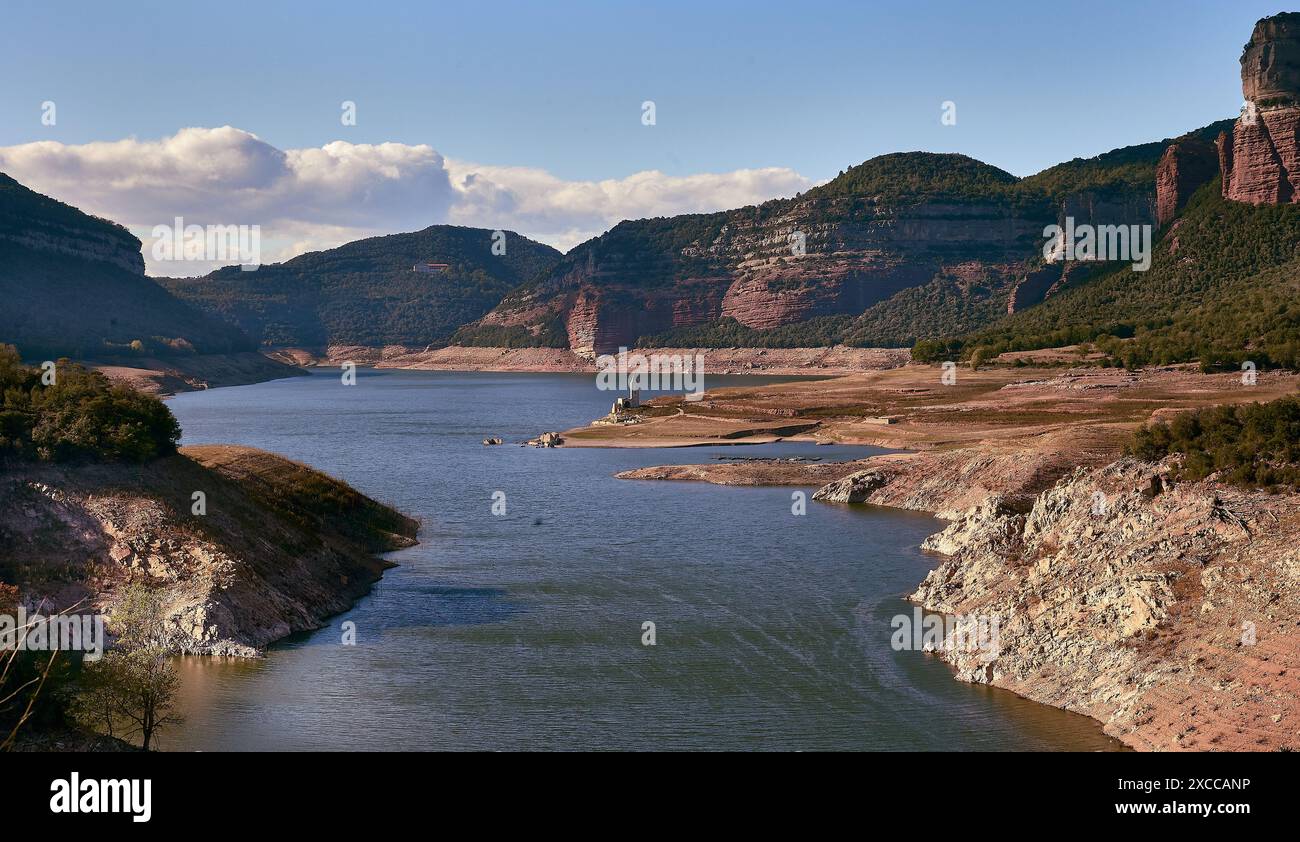 Panorama des Stausees Sau mit Sant Romà de Sau im Fluss Ter, in der Provinz Girona, Katalonien, Spanien Stockfoto