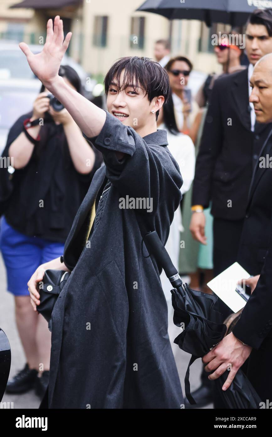 Mailand, Mailand Fashion Week: Herrenmode Frühjahr/Sommer 2025 - Herrenmode Frühling Sommer SS2025 - Fendi Fashion Show - Ankünfte. Im Bild: Bang Chan von Stray Kids Stockfoto