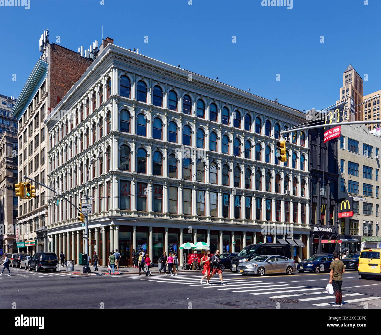 NYC Chinatown: Canal Street Market, 256 Canal Street, ist ein Wahrzeichen von New York City, das von James Bogardus entworfen wurde und 1857 mit gusseiserner Fassade erbaut wurde. Stockfoto