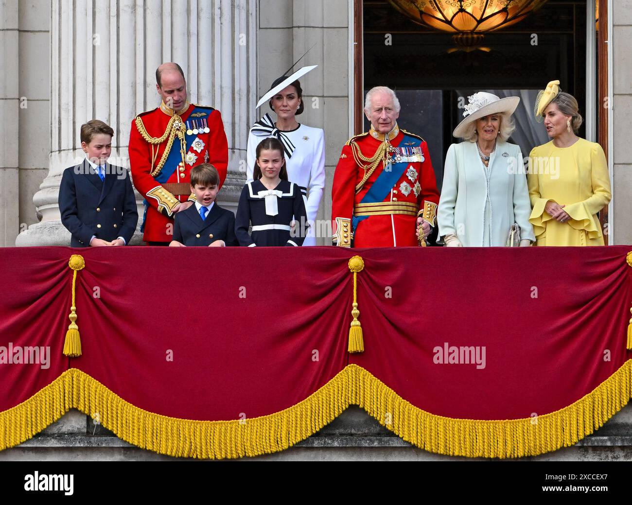 London, Großbritannien. Juni 2024. König Charles und Königin Camilla mit Prinz William, Prinzessin Catherine, Prinz George, Prinz Louis, Prinzessin Charlotte und anderen Mitgliedern der königlichen Familie auf dem Balkon des Buckingham Palace nach der Geburtstagsparade des Königs, Trooping the Colour Buckingham Palace, London, Großbritannien. Quelle: LFP/Alamy Live News Stockfoto