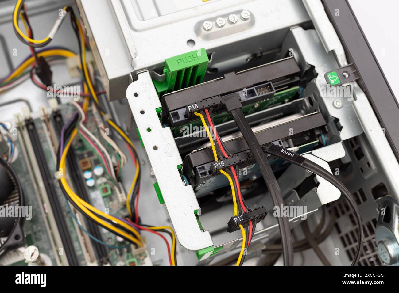 Interne Ansicht der Desktop-Festplatten und -Kabel Stockfoto