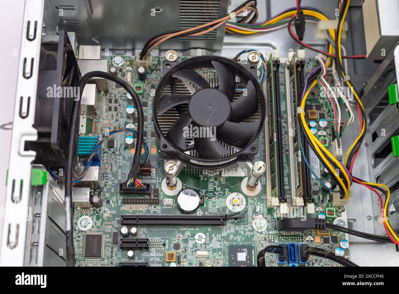 Draufsicht der PC-Hauptplatine mit Lüfter und Verkabelung Stockfoto