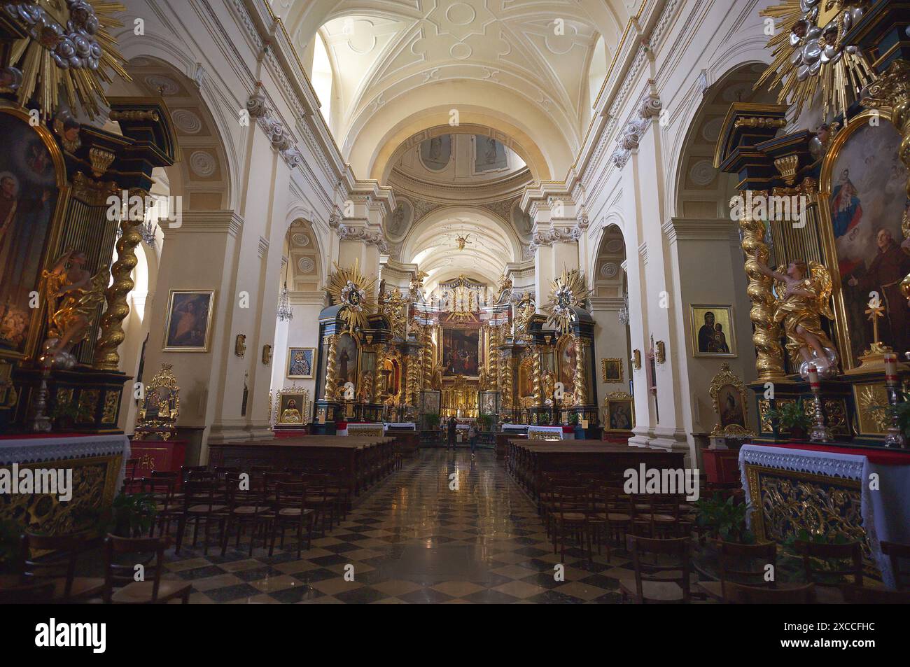 Bernardinenkirche Bernardinenkirche in Krakau mit den Völkern Stockfoto