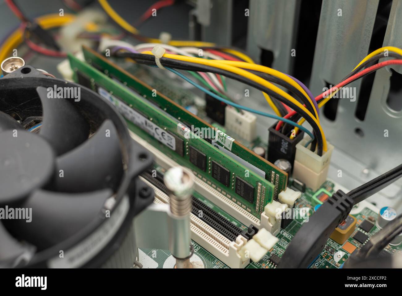 Nahaufnahme des auf einem Desktop-Mainboard installierten RAM Stockfoto