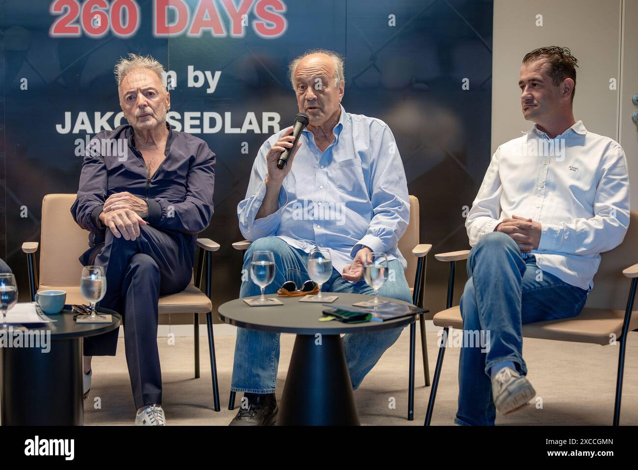 Osijek, Kroatien. Juni 2024. Direktor der Firma 260 DAYS d.o.o. Drazen Majstrovic, Schauspieler Armand Assante und Filmregisseur Jakov Sedlar nahmen an der Pressekonferenz des Films „260 Days“ in Cepin, Kroatien am 16. Juni 2024 Teil. 260 Days wurde von Jakov Sedlar inszeniert und enthält ein Drehbuch des Oscar-Preisträgers Barry Morrow. Die Dreharbeiten werden in Ostkroatien in Slawonien und Baranja stattfinden. Marijan Gubinas Roman „260 Tage“ handelt von den erschütternden Erfahrungen, die während des Heimatkrieges erlebten. Foto: Davor Javorovic/PIXSELL Credit: Pixsell/Alamy Live News Stockfoto