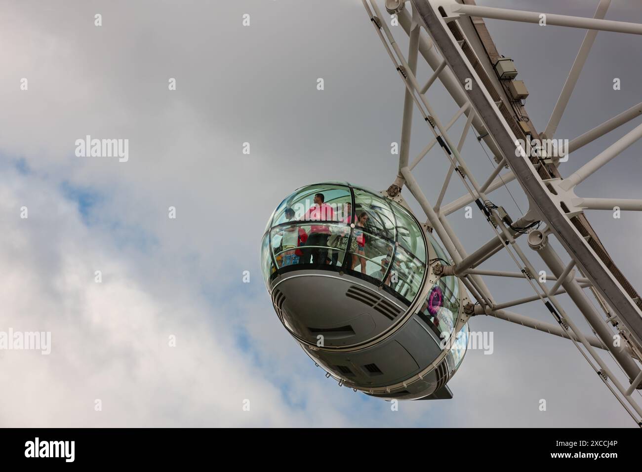 London, Vereinigtes Königreich - 2. Juli 2010 : Capsule of the London Eye. Menschen, die das Millennium Wheel hoch über das Südufer der Themse fahren. Stockfoto