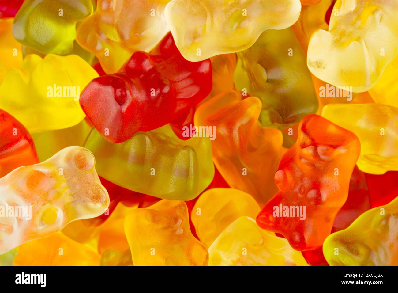 Ein Makrobild von vielen farbigen Gummibären Stockfoto