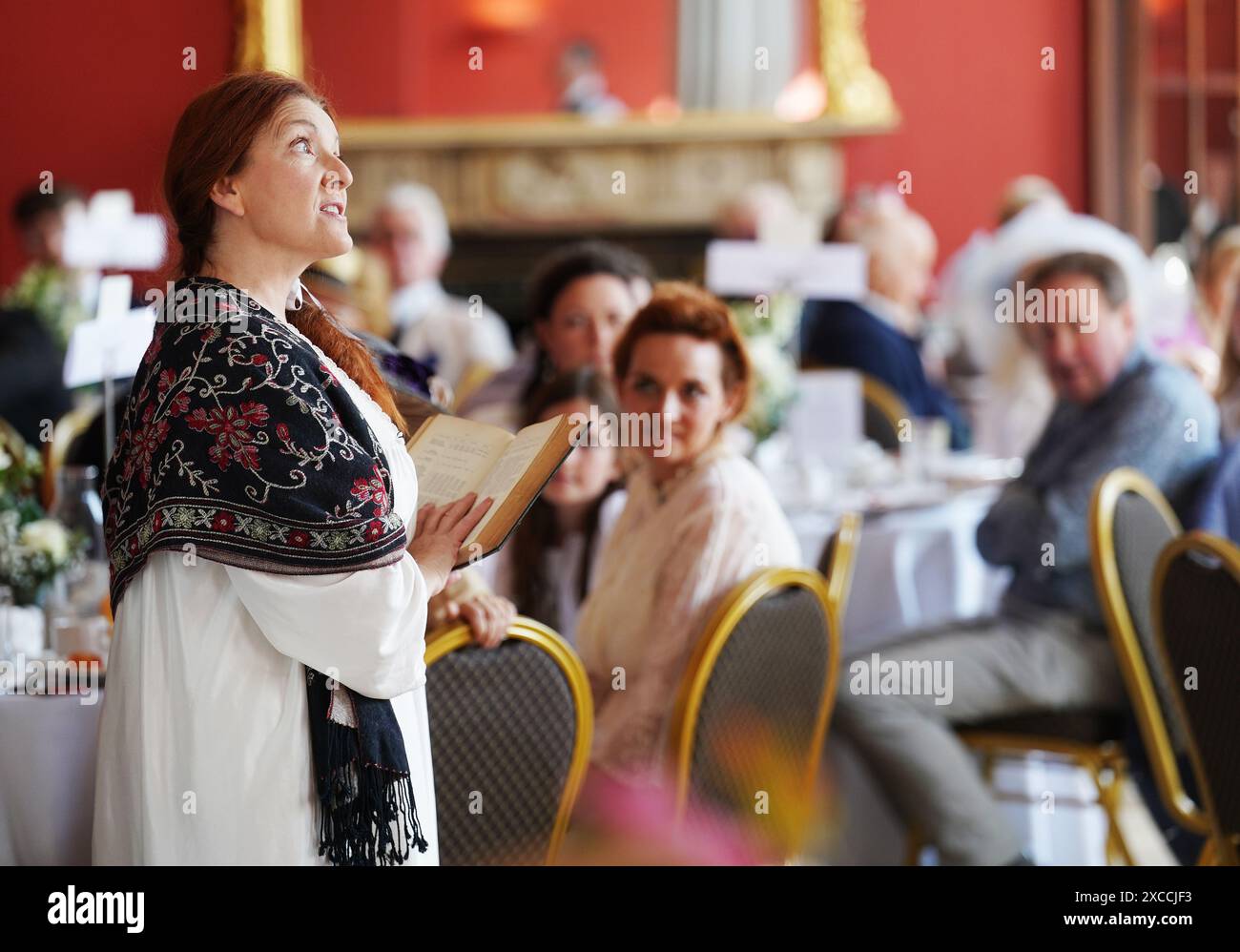 Elaine Reddy als „Molly Bloom“ tritt während des Bloomsday Frühstücks im Belvedere College in Dublin auf. Bloomsday ist eine Feier des Lebens des irischen Schriftstellers James Joyce, die jährlich weltweit am 16. Juni gefeiert wird, dem Tag, an dem sein Roman Ulysses 1922 im Jahr 1904 stattfindet, dem Datum seines ersten Ausflugs mit seiner zukünftigen Frau Nora Barnacle. Der Tag ist nach dem Protagonisten Leopold Bloom benannt. Bilddatum: Sonntag, 16. Juni 2024. Stockfoto