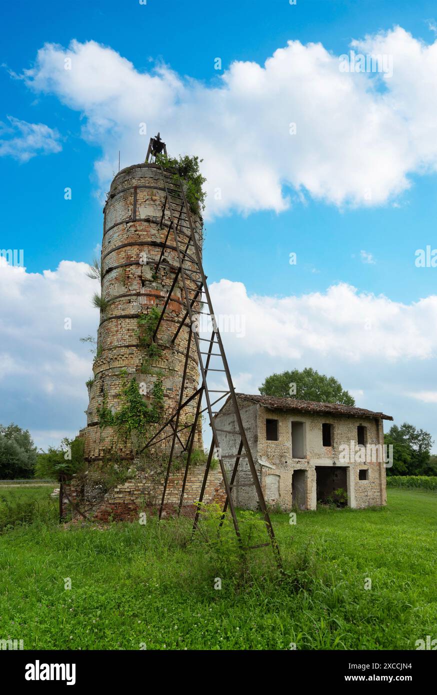 Die Ruinen eines alten, verlassenen Ofens Stockfoto