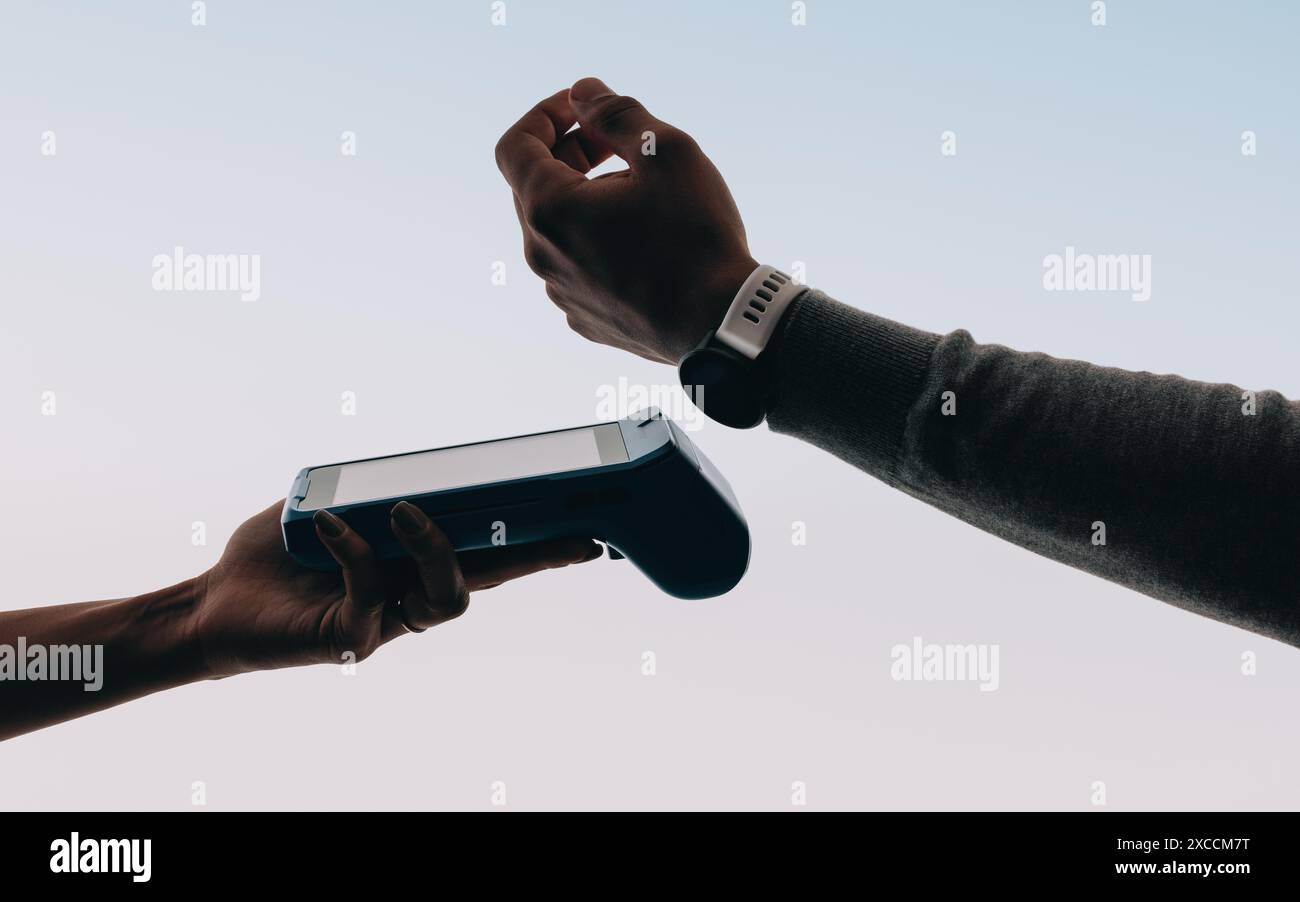Die Hand des Kunden bezahlt eine Rechnung mit einer Smartwatch und tippt, um an einem kontaktlosen Point of Sale zu bezahlen. Ein Mann, der eine bequeme und sichere Transaktion abschließt. Stockfoto