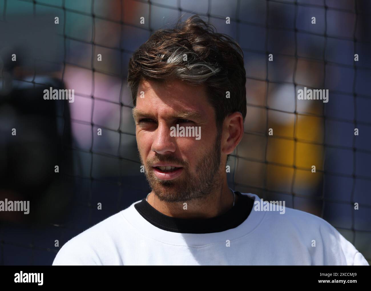 London, Großbritannien. Juni 2024. Juni 2024; Cinch Championships, Queens Club, West Kensington, London, England: Cinch Championships Queens Club, Qualifying Day 2; Cameron Norrie (GBR) wird während eines Medientages auf Court 10 interviewt. Credit: Action Plus Sports Images/Alamy Live News Stockfoto