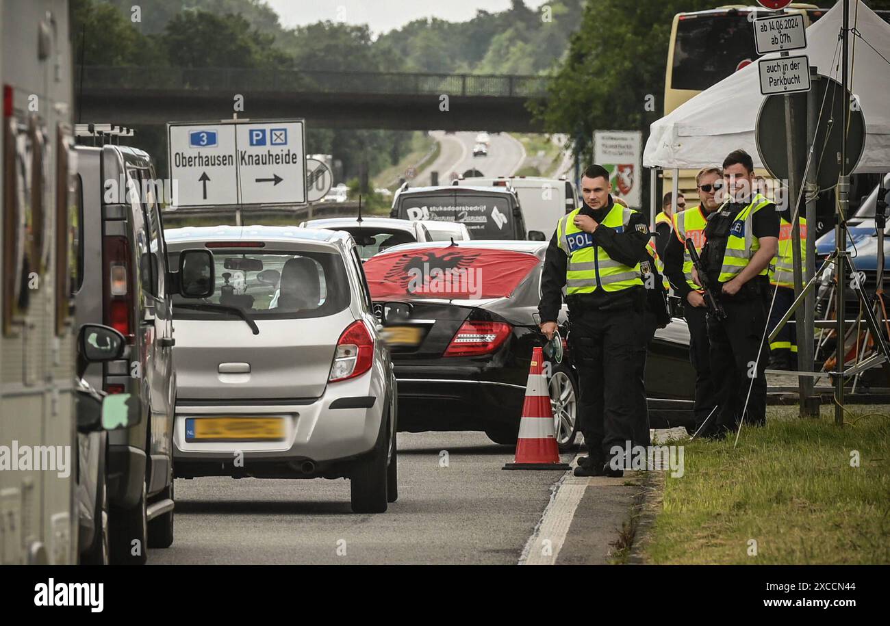 Große Grenzkontrolle der Bundespolizei. Fahrbahn komplett gesperrt. Die Fahrzeuge werden alle durch ein Nadeloehr auf die ehemalige Grenzstation umgeleitet. Es bildeten sich lange Staus. Gut 100 Einsatzkräfte warten im Einsatz. A12 / A3 Parkplatz Knauheide nahe Elten. Große Grenzkontrolle am deutsch niederlaendischen Grenzuebergang zur Fussball-Europameisterschaft in Deutschland., Emmerich Nordrhein Westfalen Deutschland *** große Grenzkontrolle durch die Bundespolizeispur komplett geschlossen die Fahrzeuge werden alle durch einen Engpass zum ehemaligen Grenzbahnhof umgelenkt Stockfoto