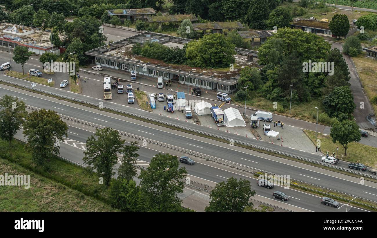 Große Grenzkontrolle der Bundespolizei. Fahrbahn komplett gesperrt. Die Fahrzeuge werden alle durch ein Nadeloehr auf die ehemalige Grenzstation umgeleitet. Es bildeten sich lange Staus. Gut 100 Einsatzkräfte warten im Einsatz. A12 / A3 Parkplatz Knauheide nahe Elten. Große Grenzkontrolle am deutsch niederlaendischen Grenzuebergang zur Fussball-Europameisterschaft in Deutschland., Emmerich Nordrhein Westfalen Deutschland *** große Grenzkontrolle durch die Bundespolizeispur komplett geschlossen die Fahrzeuge werden alle durch einen Engpass zum ehemaligen Grenzbahnhof umgelenkt Stockfoto