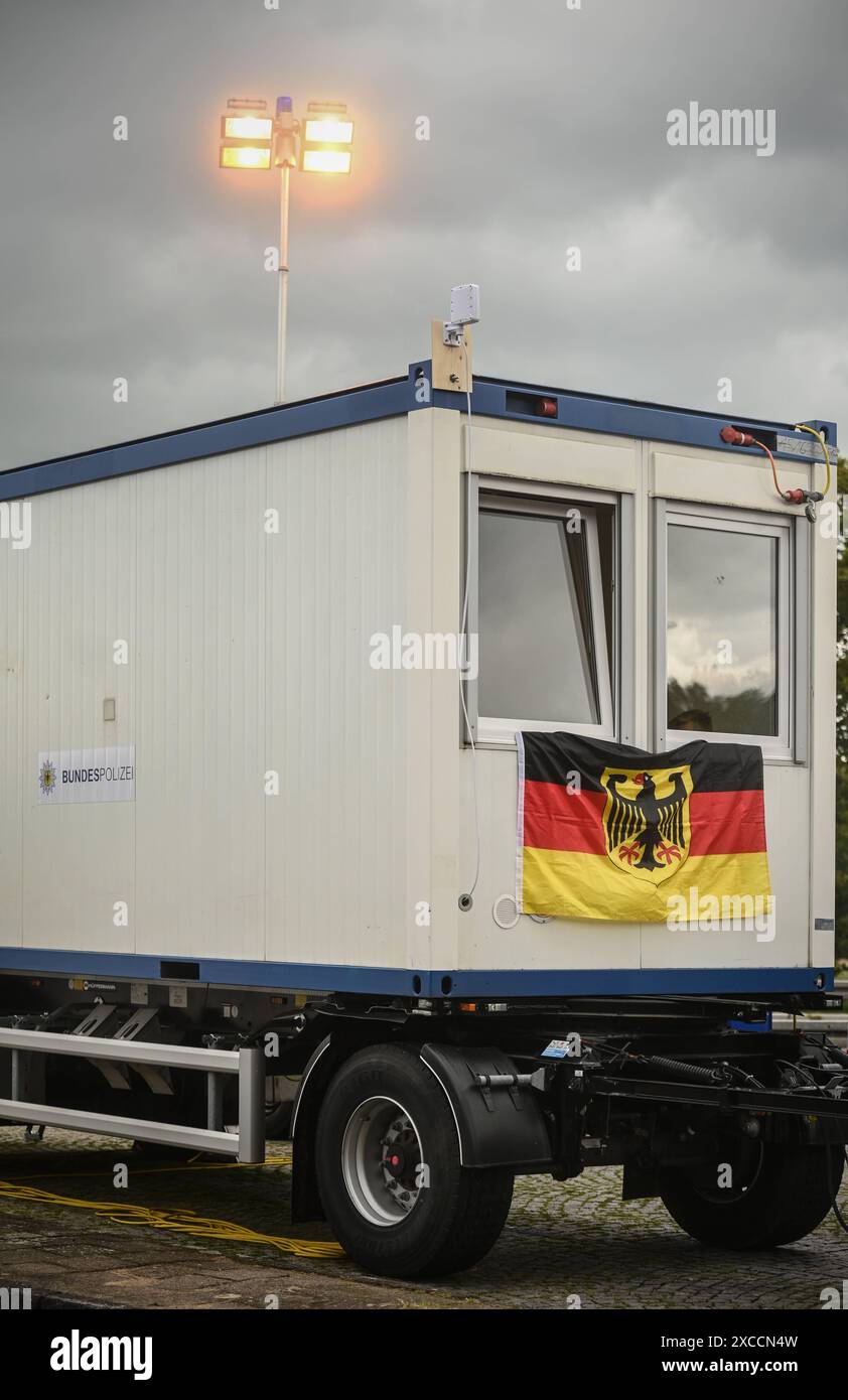 Große Grenzkontrolle der Bundespolizei. Fahrbahn komplett gesperrt. Die Fahrzeuge werden alle durch ein Nadeloehr auf die ehemalige Grenzstation umgeleitet. Es bildeten sich lange Staus. Gut 100 Einsatzkräfte warten im Einsatz. A12 / A3 Parkplatz Knauheide nahe Elten. Große Grenzkontrolle am deutsch niederlaendischen Grenzuebergang zur Fussball-Europameisterschaft in Deutschland., Emmerich Nordrhein Westfalen Deutschland *** große Grenzkontrolle durch die Bundespolizeispur komplett geschlossen die Fahrzeuge werden alle durch einen Engpass zum ehemaligen Grenzbahnhof umgelenkt Stockfoto