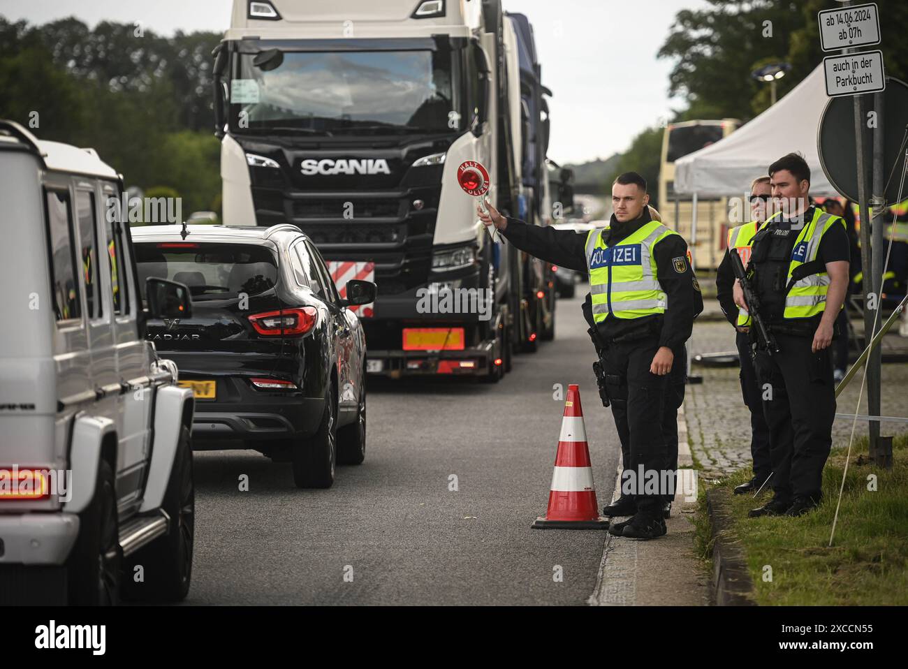 Große Grenzkontrolle der Bundespolizei. Fahrbahn komplett gesperrt. Die Fahrzeuge werden alle durch ein Nadeloehr auf die ehemalige Grenzstation umgeleitet. Es bildeten sich lange Staus. Gut 100 Einsatzkräfte warten im Einsatz. A12 / A3 Parkplatz Knauheide nahe Elten. Große Grenzkontrolle am deutsch niederlaendischen Grenzuebergang zur Fussball-Europameisterschaft in Deutschland., Emmerich Nordrhein Westfalen Deutschland *** große Grenzkontrolle durch die Bundespolizeispur komplett geschlossen die Fahrzeuge werden alle durch einen Engpass zum ehemaligen Grenzbahnhof umgelenkt Stockfoto