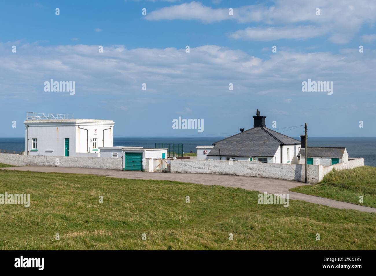 Flamborough Head View mit dem Nebelwarngebäude, East Yorkshire, England, Großbritannien Stockfoto