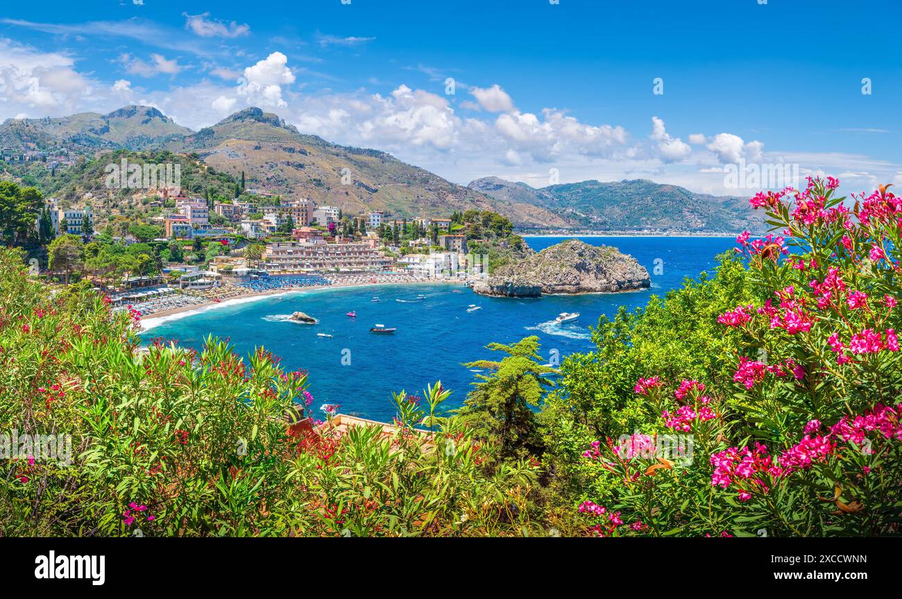 Landschaft mit Mazzarò Strand in der Nähe von Isola Bella Strand, Provinz Messina, Taormina, Sizilien, Italien Stockfoto