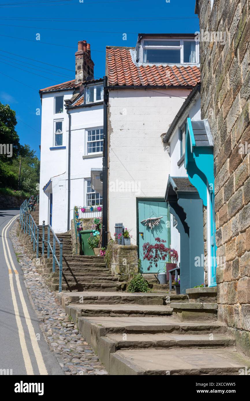 Robin Hood's Bay, ein malerisches altes Fischerdorf in North Yorkshire, England, auf einem steilen Hügel Stockfoto