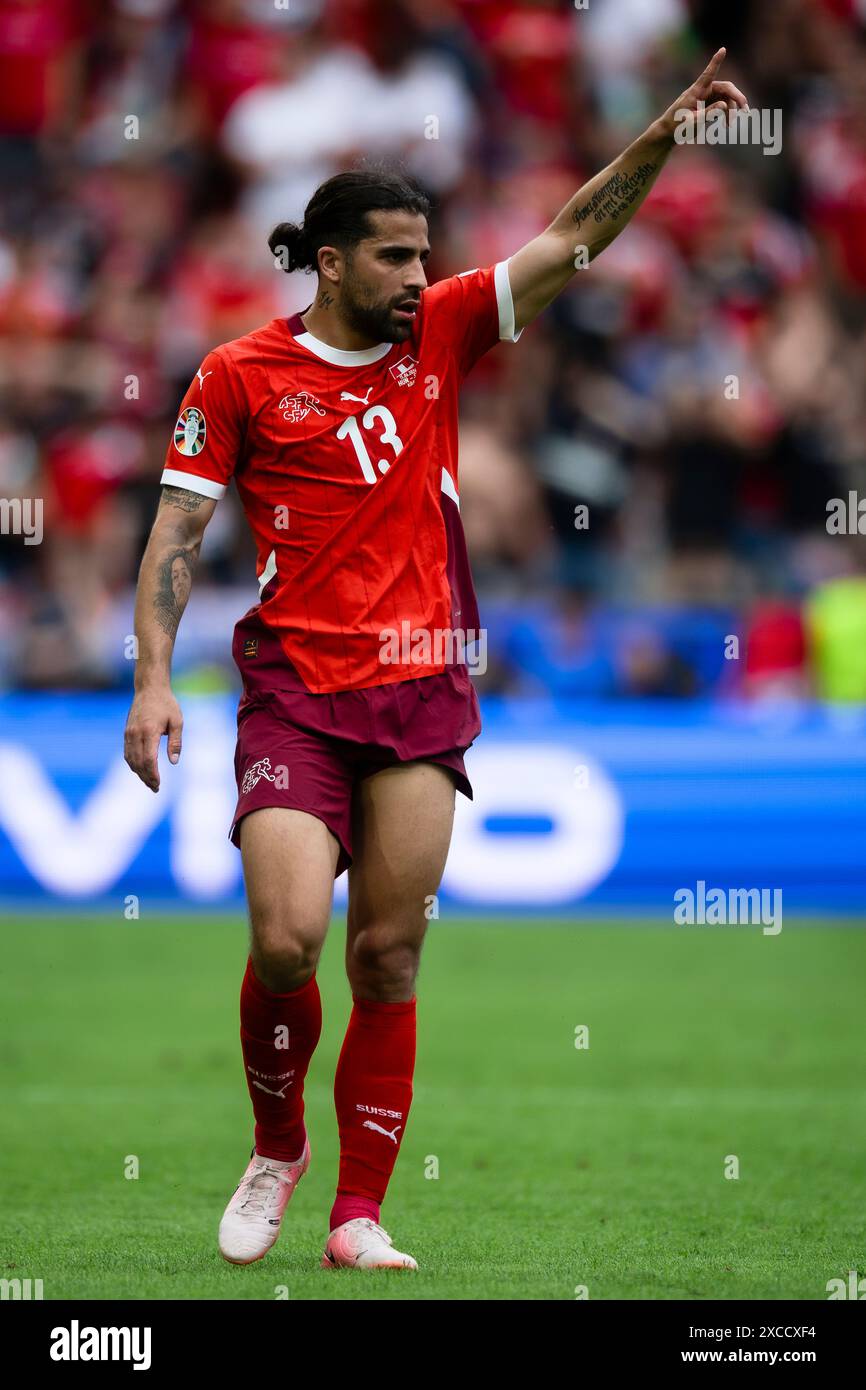 Köln, Deutschland. 15. Juni 2024. Ricardo Rodriguez aus der Schweiz gibt Gesten während des Gruppenfußballspiels der UEFA EURO 2024 zwischen Ungarn und der Schweiz. Quelle: Nicolò Campo/Alamy Live News Stockfoto