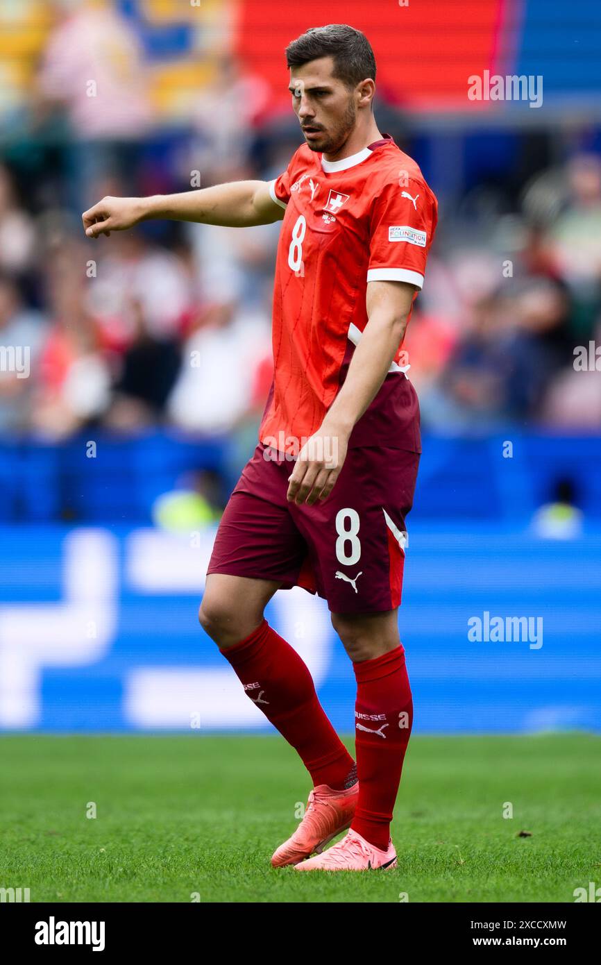 Köln, Deutschland. 15. Juni 2024. Remo Freuler aus der Schweiz gibt Gesten während des Gruppenfußballspiels der UEFA EURO 2024 zwischen Ungarn und der Schweiz. Quelle: Nicolò Campo/Alamy Live News Stockfoto