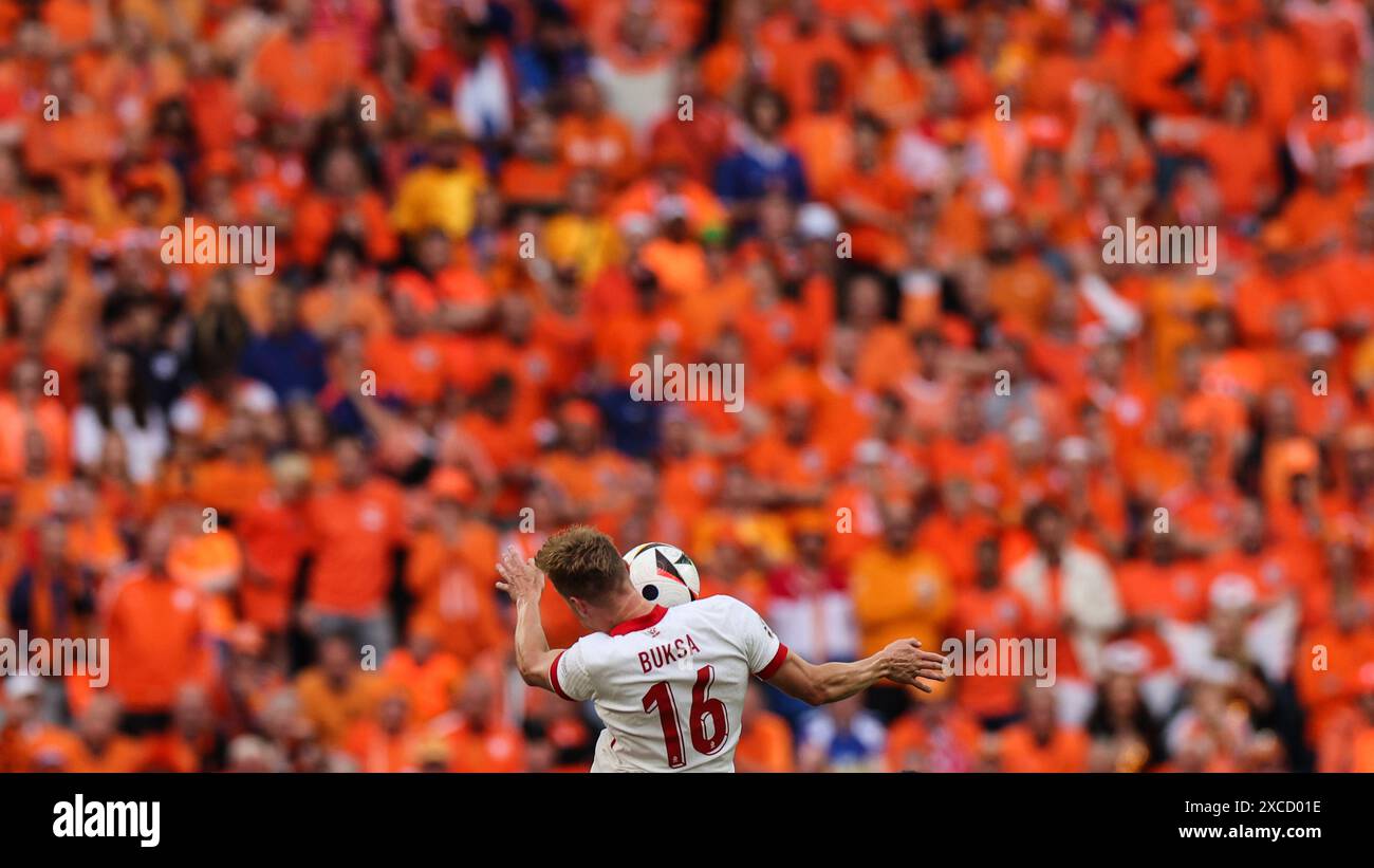 Hamburg, Deutschland. Juni 2024. Fußball: Europameisterschaft, Polen - Niederlande, Vorrunde, Gruppe D, Spieltag 1, Volksparkstadion Hamburg, Polens Adam Buksa in Aktion. Quelle: Jens Büttner/dpa/Alamy Live News Stockfoto