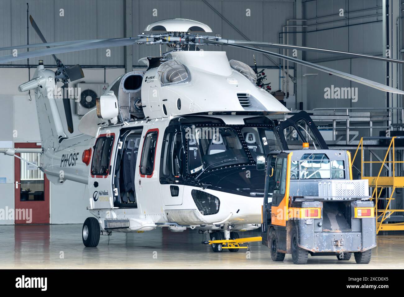 Heli Holland Offshore Airbus Helicopters H175 mit Registrierung PH-OSF im Hangar zur Wartung Stockfoto