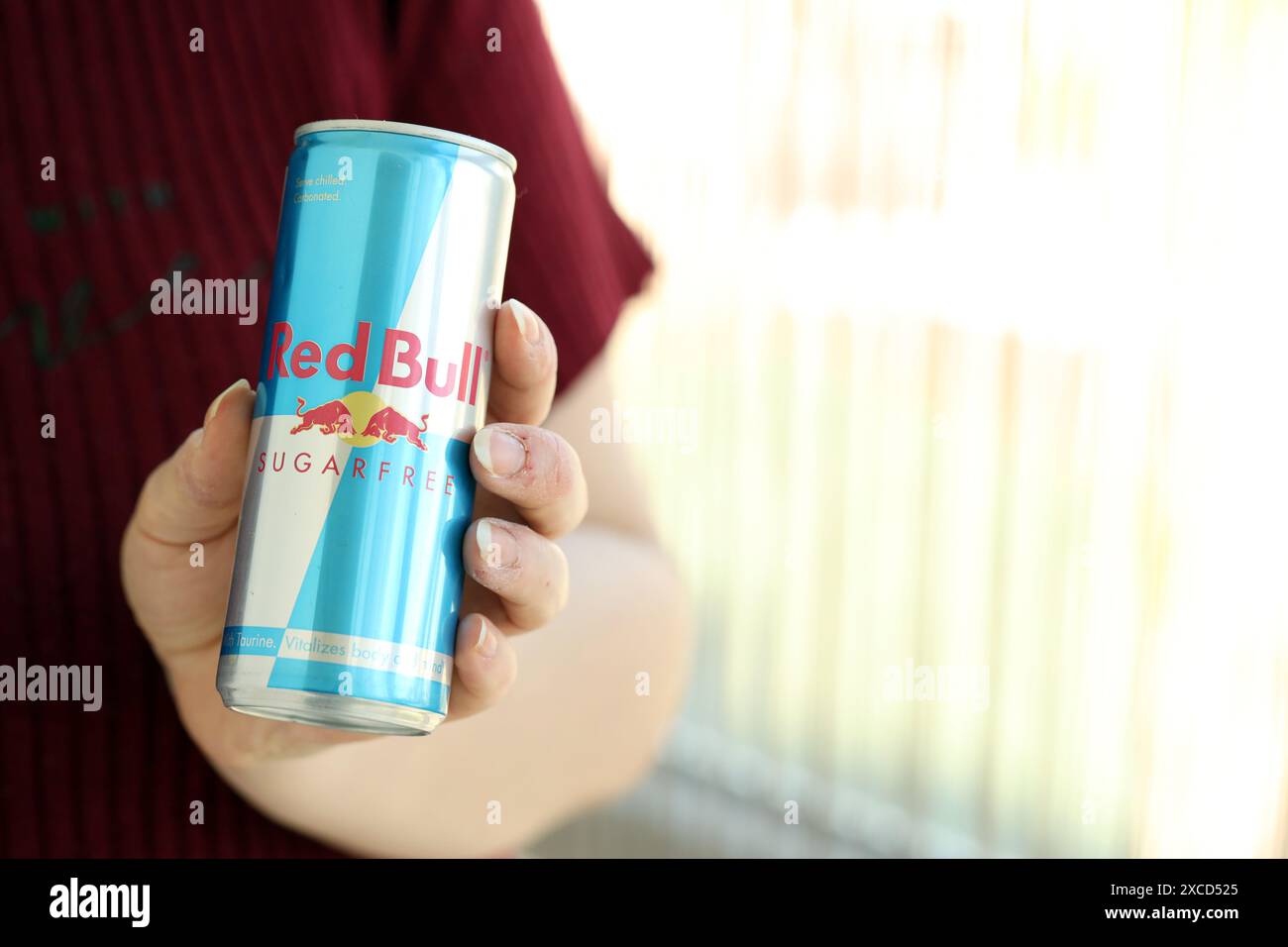 KIEW, UKRAINE - 20. APRIL 2024 Red Bull Zero Sugar Drink in Aluminiumdose kann geschlossen werden Stockfoto