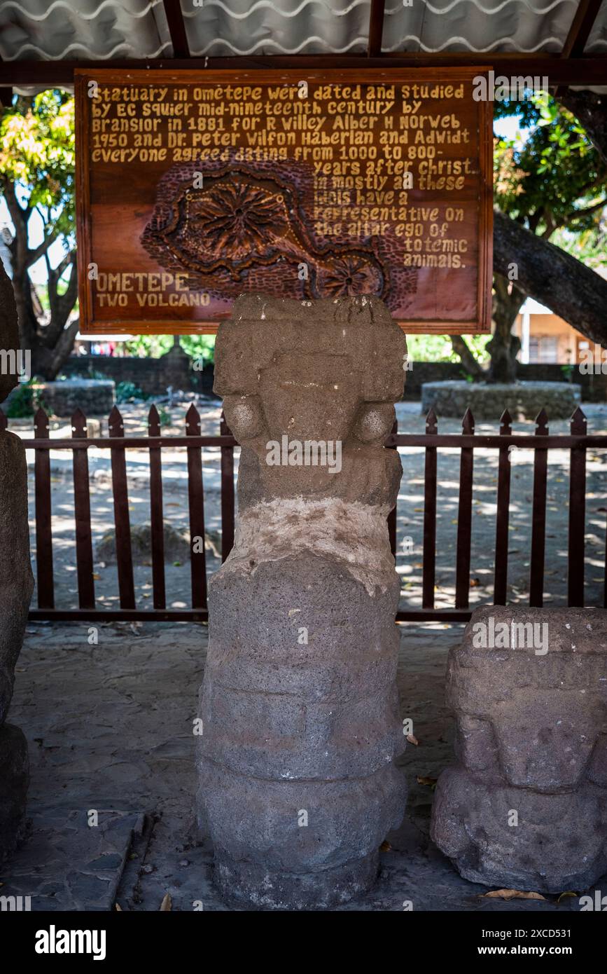 Präkolumbisches Steinidol auf dem Friedhof in Altagracia, Insel Ometepe, Nicaragua-See, Rivas-Departement, Nicaragua Stockfoto