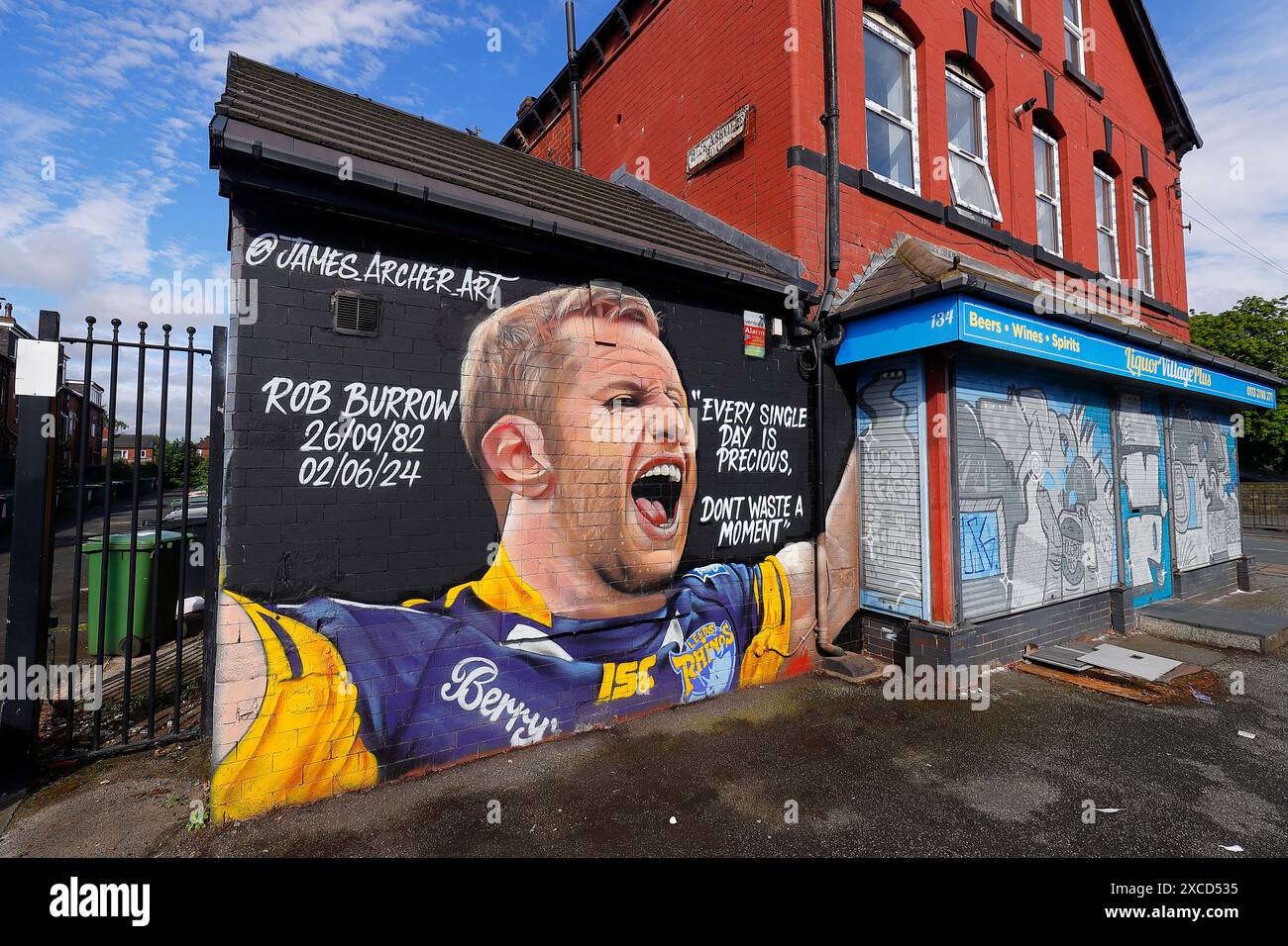 Ein Wandgemälde in Headingley, Leeds, um Leeds Rhinos Rugbyspieler Rob Burrow CBE seit seinem Tod am 2. Juni 2024 zu ehren Stockfoto