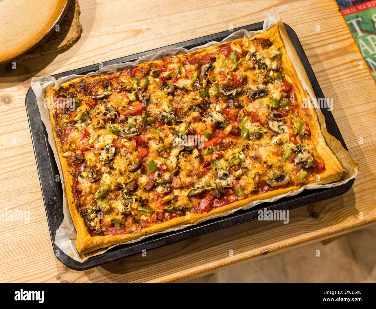 Hausgemachter Schinken und gemischte Gemüsepizza, Großbritannien Stockfoto