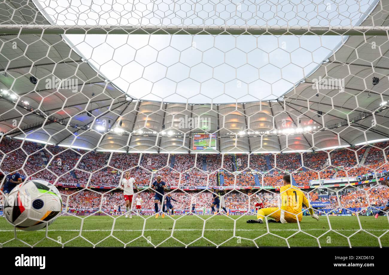 Hamburg, UEFA Euro 2024 Gruppe D Spiel zwischen Polen und den Niederlanden in Hamburg. Juni 2024. Wojciech Szczesny (1. R), polnischer Torhüter, konnte den Ball während des Gruppenspiels der UEFA Euro 2024 in Hamburg am 16. Juni 2024 nicht retten. Quelle: Xiao Yijiu/Xinhua/Alamy Live News Stockfoto