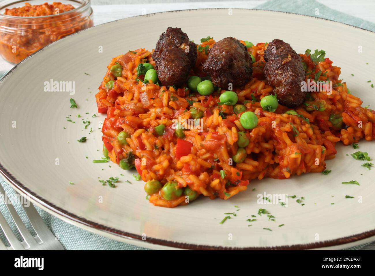 Djuvec Reis mit Fleischbällchen - Cevapcici - traditionelles Balkangericht Stockfoto