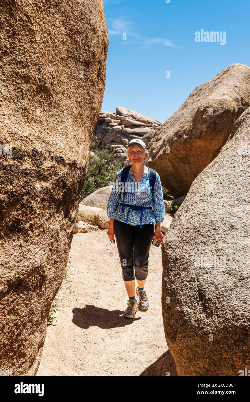 Senior Tourist Hing Hidden Valley; Joshua Tree National Park; Südkalifornien; USA Stockfoto