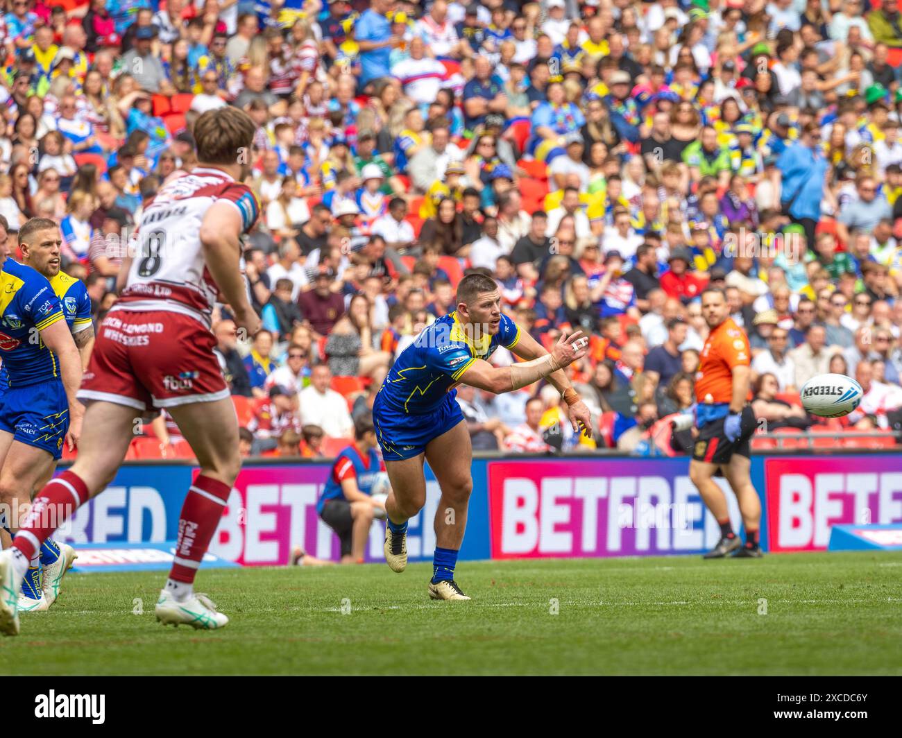 Das Finale Des Betfred Challenge Cups 2024. Warringtons Danny Walker geht den Ball durch Stockfoto