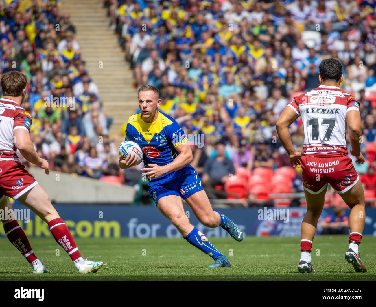 Das Finale Des Betfred Challenge Cups 2024. Ben Currie fährt in Richtung Kruise Leeming und Ethan Havard Stockfoto