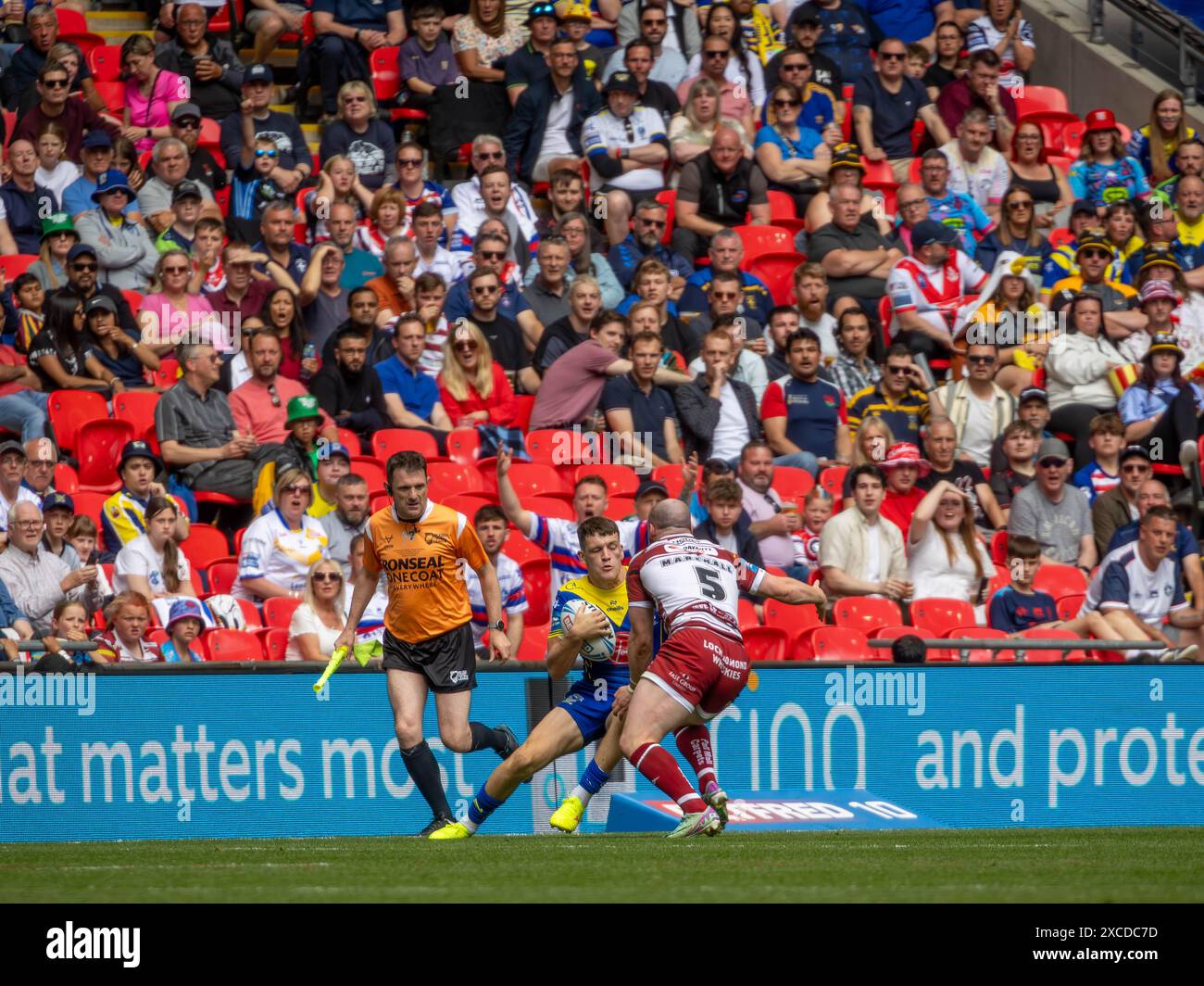 Das Finale Des Betfred Challenge Cups 2024. Liam Marshall stoppt Josh Thewlis Stockfoto