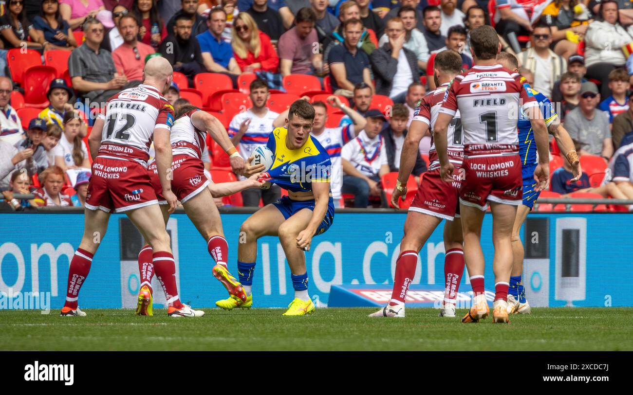 Das Finale Des Betfred Challenge Cups 2024. Jake Wardle hängt an dem Hemd von Josh Thewlis Stockfoto